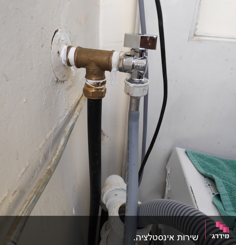 צינור מים מחובר לברז וכבל חשמל